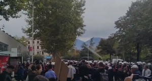 Përplasje para Kuvendit. Protestuesit përballen me policinë, hidhet ujë ndaj turmës