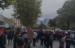 Përplasje para Kuvendit. Protestuesit përballen me policinë, hidhet ujë ndaj turmës