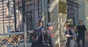 O hajdut! Pirro Vengu përballet me protestën para Kuvendit