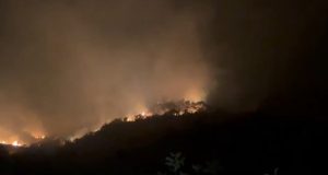 Zjarr i madh në Kotë të Selenicës, flakët rrezikojnë banesat
