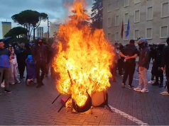 Digjen karriget e Ramës para Kryeministrisë, protestuesit refuzojnë sërish dialogun