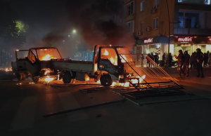 KAOS NË TIRANË/ Skënder Hita bën sehir mes flakëve dhe shkatërrimit